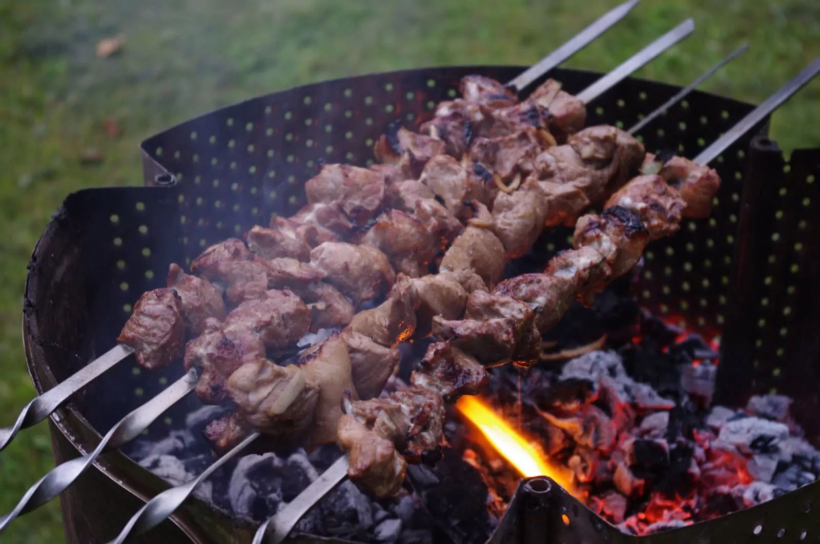 Kiaulienos kumpio šašlykas su actu, sojos padažu ir svogūnais