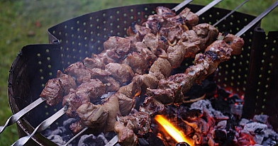 Kiaulienos kumpio šašlykas su actu, sojos padažu ir svogūnais