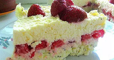 Varškės tortas su braškėmis (nekeptas)