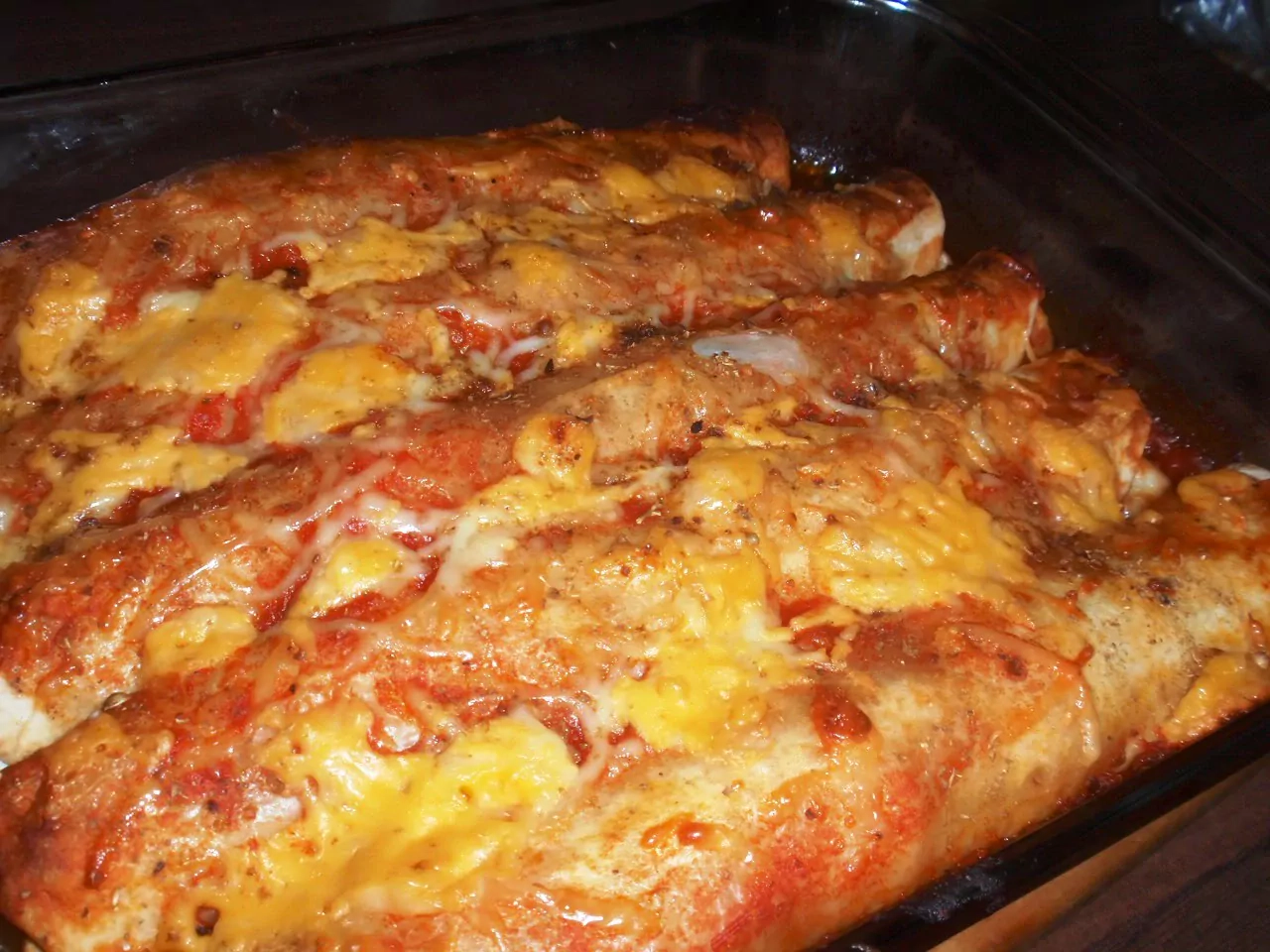 Enchiladas / Enchilados su vištiena - įdarytos, su padažu apkeptos tortilijos