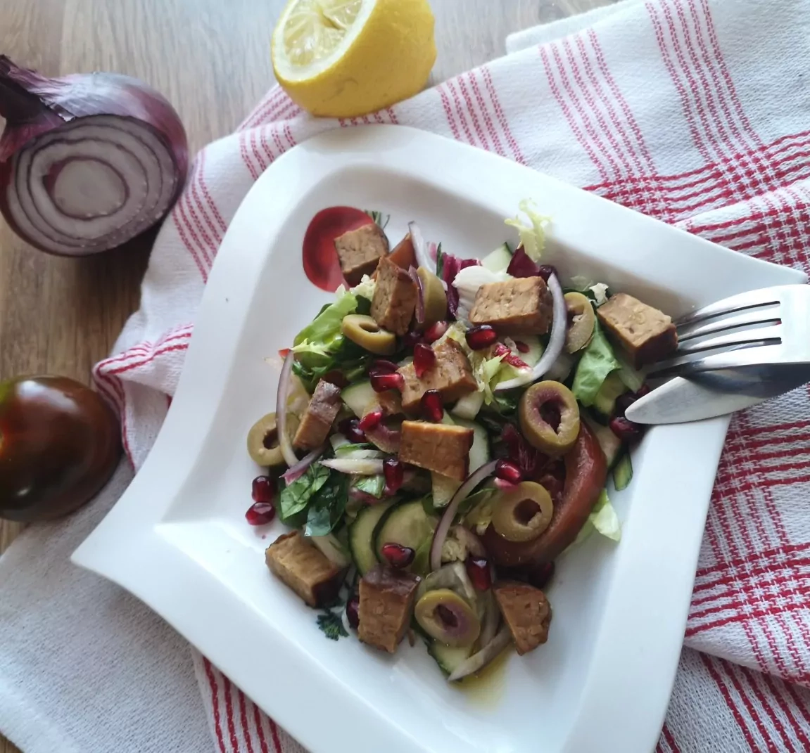 Veganiškos agurkų ir pomidorų salotos su tempeh ir alyvuogėmis