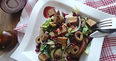 Veganiškos agurkų ir pomidorų salotos su tempeh ir alyvuogėmis