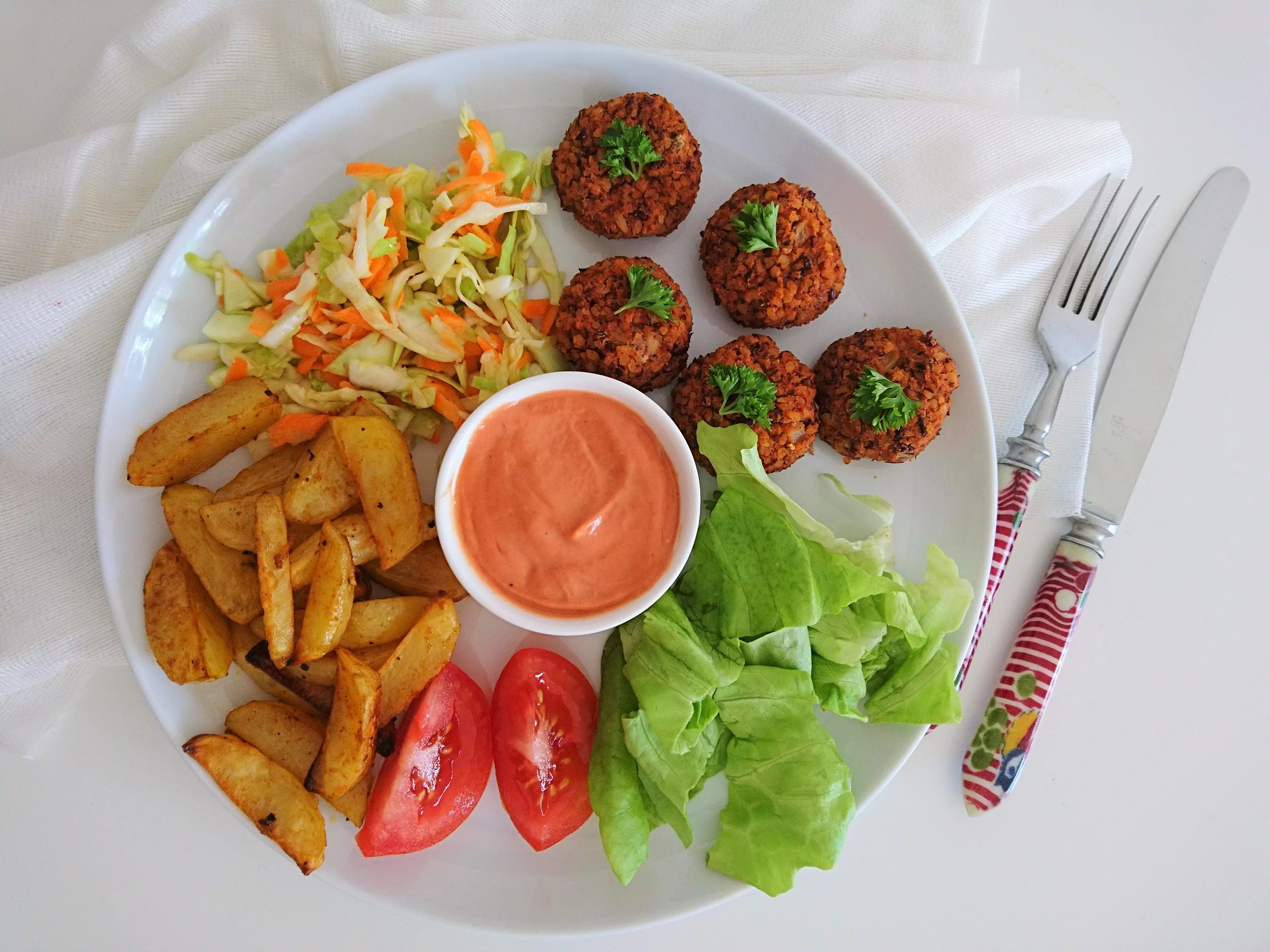 Veganiški / vegetariški bulgur kruopų ir raudonųjų pupelių kepsneliai kepti orkaitėje