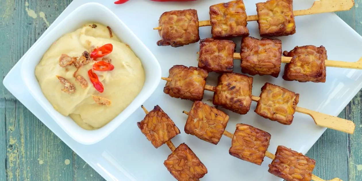 Veganiškas Tempė (Tempeh) "šašlykas" be glitimo keptas keptuvėje