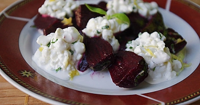 Vegetariškos virtų burokėlių salotos su grūdėta varške ir bazilikais