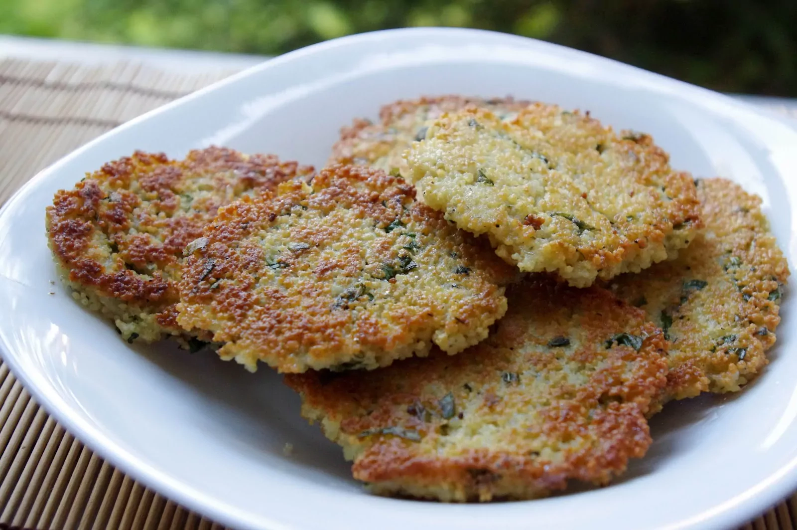 Keptuvėje kepti vegetariški kuskuso kepsneliai - blyneliai