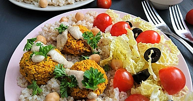 Veganiški moliūginiai falafeliai iš avinžirnių, kepti orkaitėje su riešutų (anakardžių) padažu