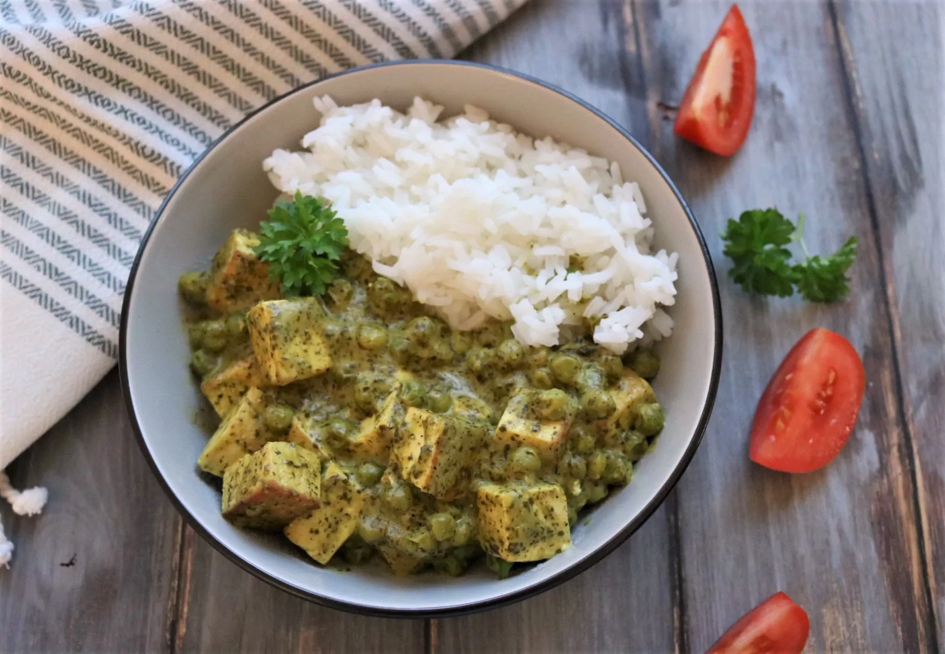 Veganiškas - Indiškas palak tofu panyras su špinatais ir žirneliais