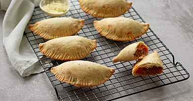 Vegetariški pyragėliai Empanadas su daržovių ir sūrio įdaru orkaitėje