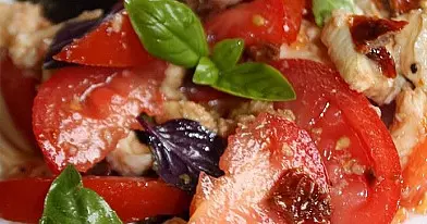 Pomidorų, mozzarellos ir bazilikų salotos