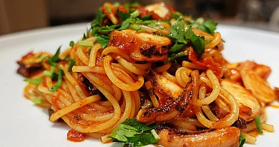 Spagečiai - pasta su kalmaro čiuptuvais ir ančiuviais