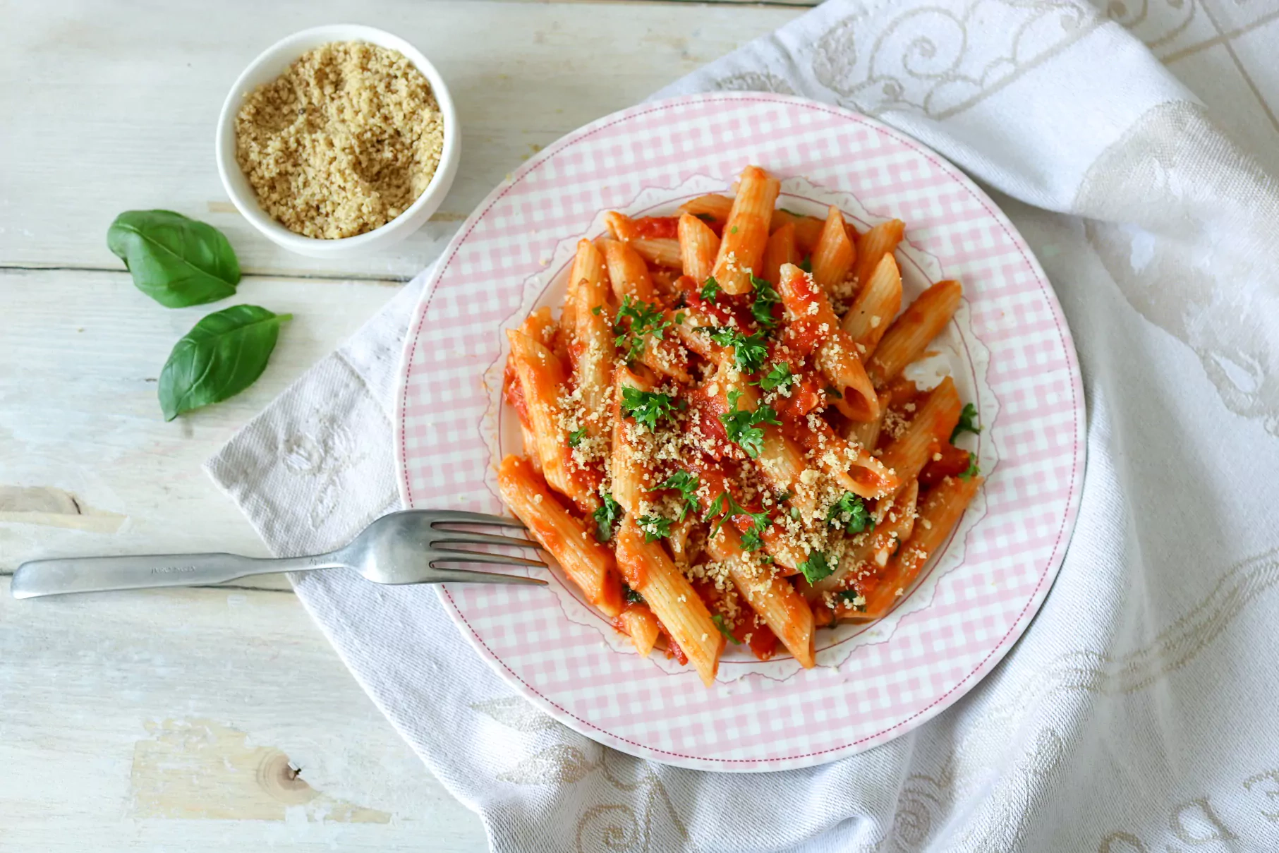 Veganiški Penne Rigate makaronai su šviežių pomidorų padažu