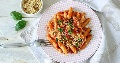 Veganiški Penne Rigate makaronai su šviežių pomidorų padažu