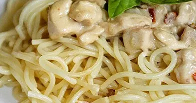 Spaghetti su vištiena ir saulėje džiovintais pomidorais