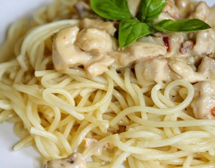 Spaghetti su vištiena ir saulėje džiovintais pomidorais