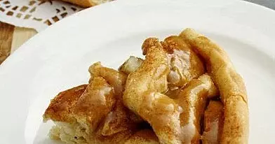 Spiralinis obuolių pyragas su karameliniu glaistu
