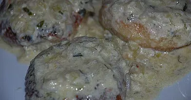 Nesaldūs varškėčiai su grietinėlės padažu