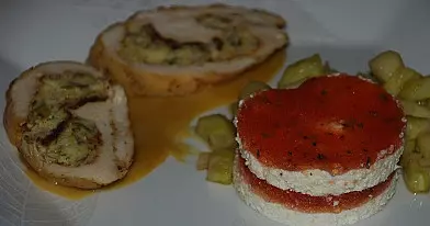 Vištienos krūtinėlės suktinukai su pomidorų-fetos salotomis kitaip