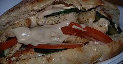 Pita su šiltomis vištienos salotomis