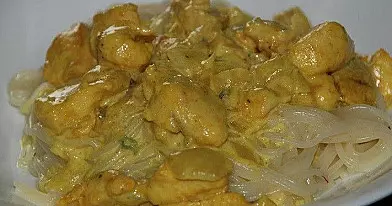 Spageti makaronai su vištienos ir pelėsinio sūrio padažu