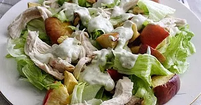 Vištienos salotos su keptais obuoliais
