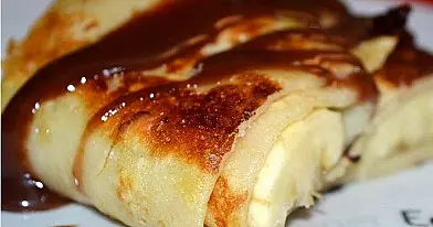 Lietiniai su bananais ir šokolado padažu