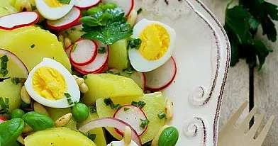 Bulvių salotos su kiaušiniais, ridikėliais ir žirneliais