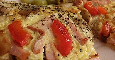 Omletas keptuvėje su daržovėmis, kumpiu ir sūriu