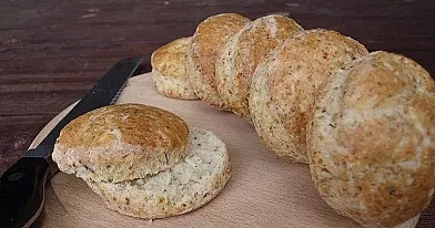 Varškės bandelės su krapais ir česnakais