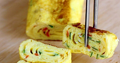 Japoniškas omletas Tamagoyaki - pikantiškas ir sluoksniuotas su baltojo ridiko salotomis