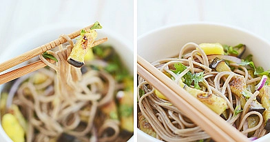 Ottolenghi soba noodles makaronai su baklažanais ir mangu